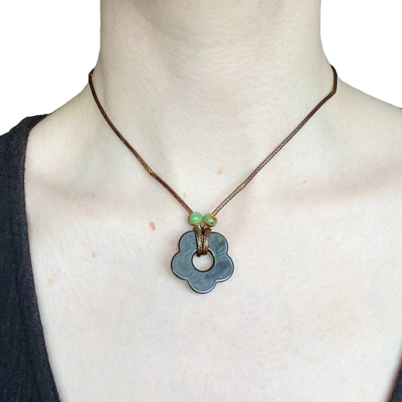 Dark Green Flower Power Hippie Resin Necklace - Louisenkind