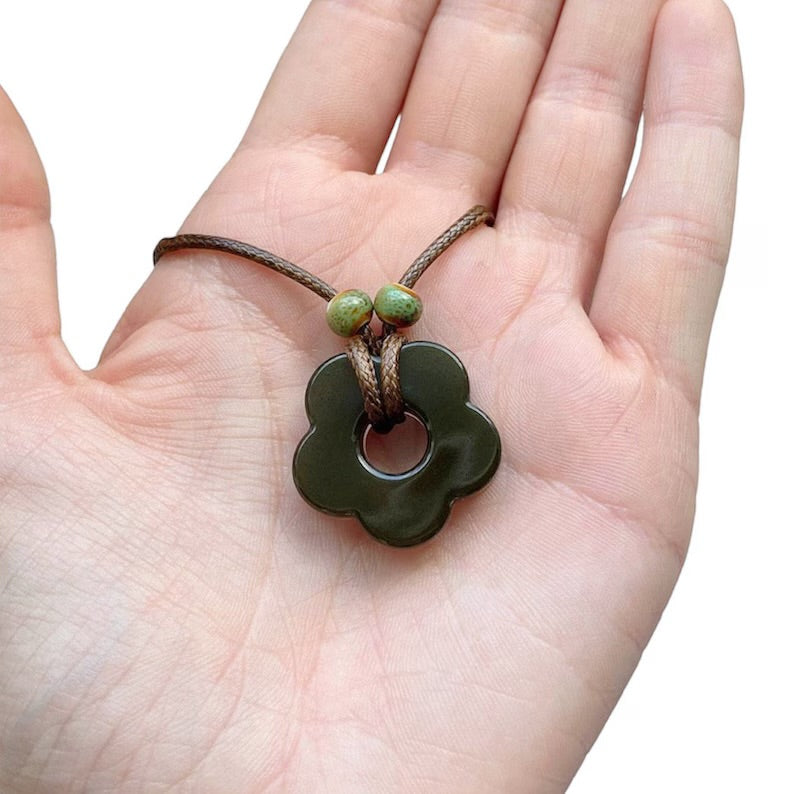 Dark Green Flower Power Hippie Resin Necklace - Louisenkind