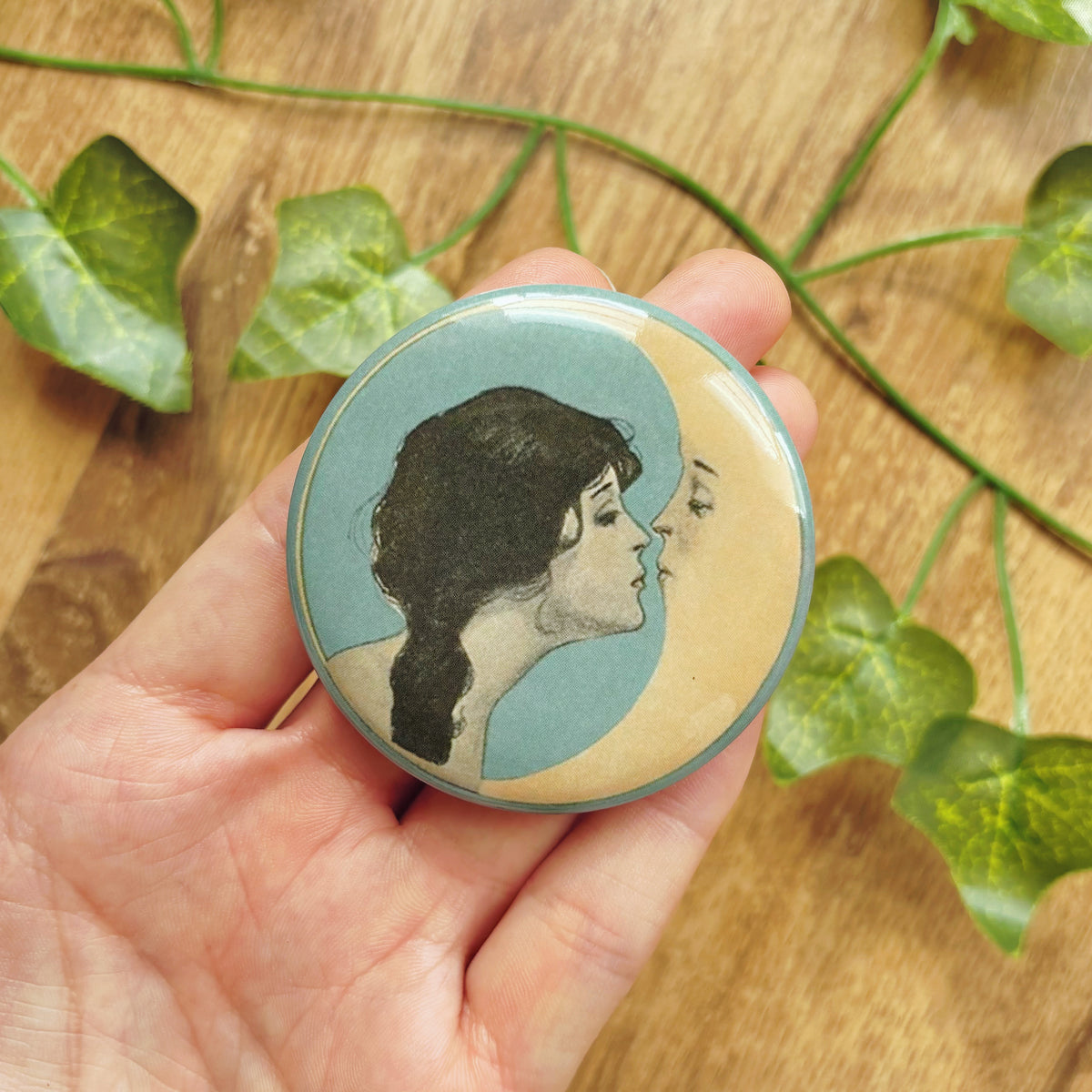 1920 Woman Kissing Moon Pinback Button, 5cm Diameter Celestial Art Lapel Pin, Aesthetic Vintage Brooch